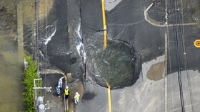 Nejméně tři mrtvé a více než 200 raněných si dnes ráno vyžádalo silné zemětřesení o síle 6,1 stupně v prefektuře Ósaka na západě Japonska.