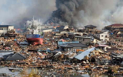 Apokalypsa. Nad městem Kesennuma doutná dým. Masivní vlna tsunami s sebou vzala úplně vše.