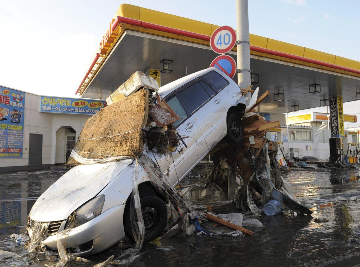 Výjev zkázy. Ničivé tsunami odnášelo domy i auta.