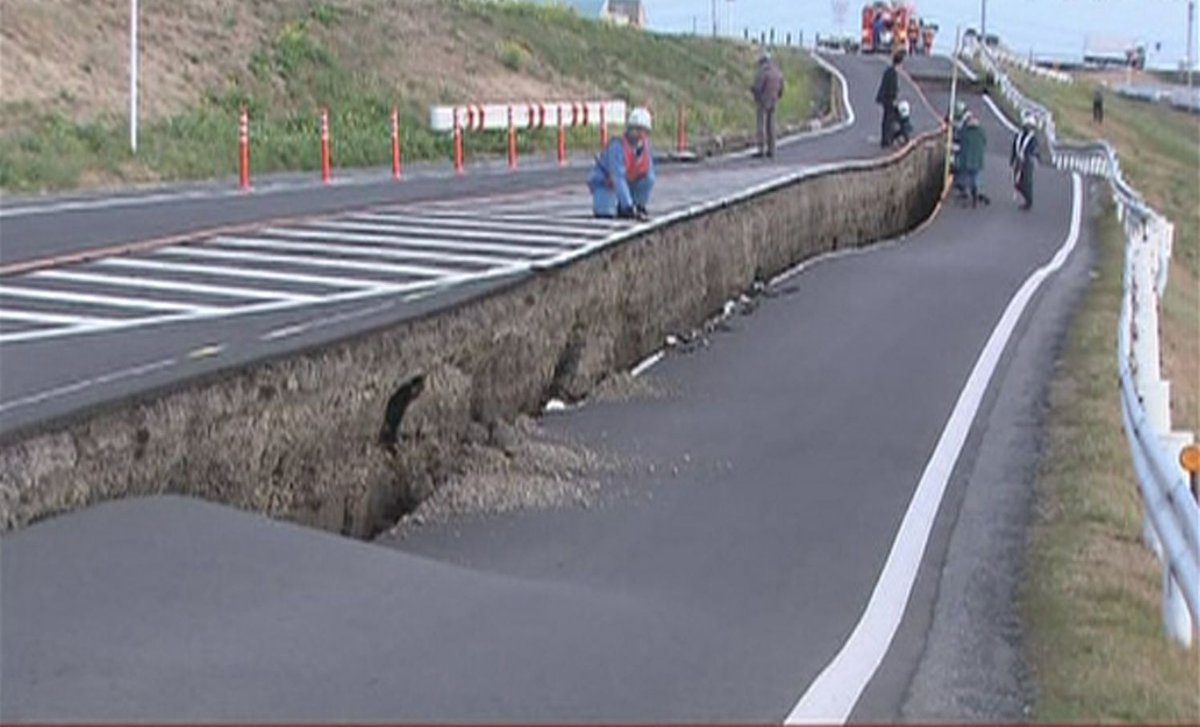 Síle zemětřesení neodolala ani tahle silnice.