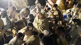 Silné zemětřesení v Japonsku si vyžádalo oběti. Lidé musí přespat na ulici.