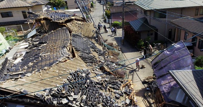 Další otřesy v Japonsku přinesly varování před tsunami.