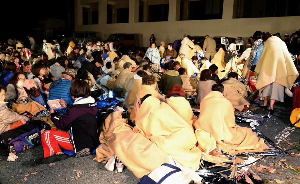 Silné zemětřesení v Japonsku si vyžádalo oběti. Lidé museli přespat na ulici.