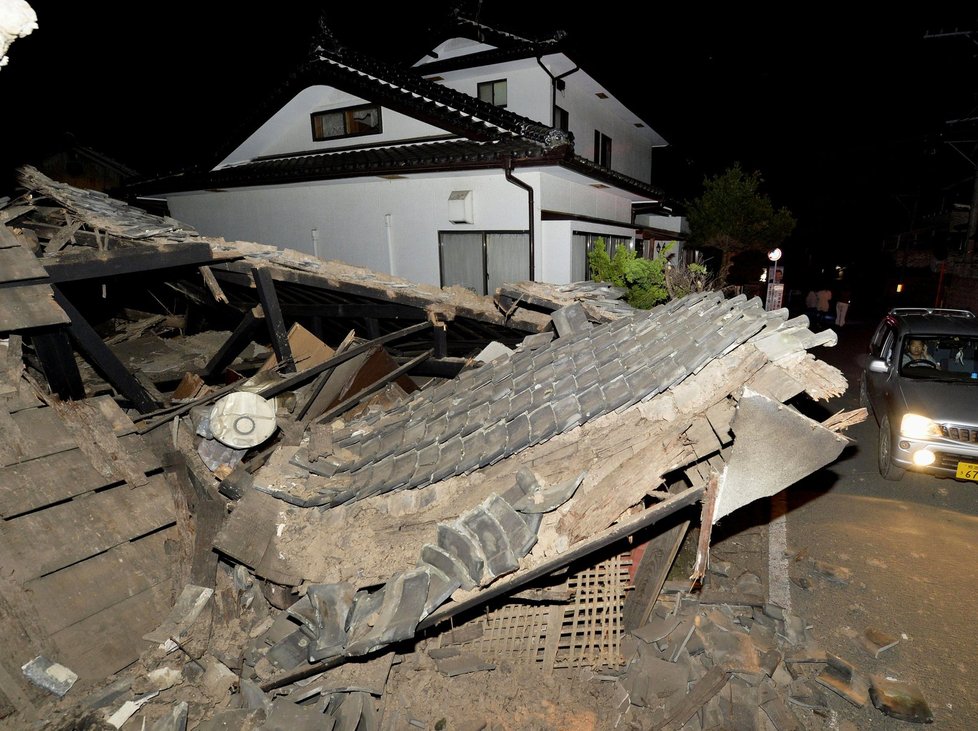 Silné zemětřesení v Japonsku si vyžádalo oběti. Lidé musí přespat na ulici.