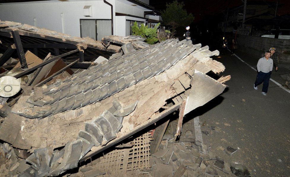 Silné zemětřesení v Japonsku si vyžádalo oběti. Lidé museli přespat na ulici.