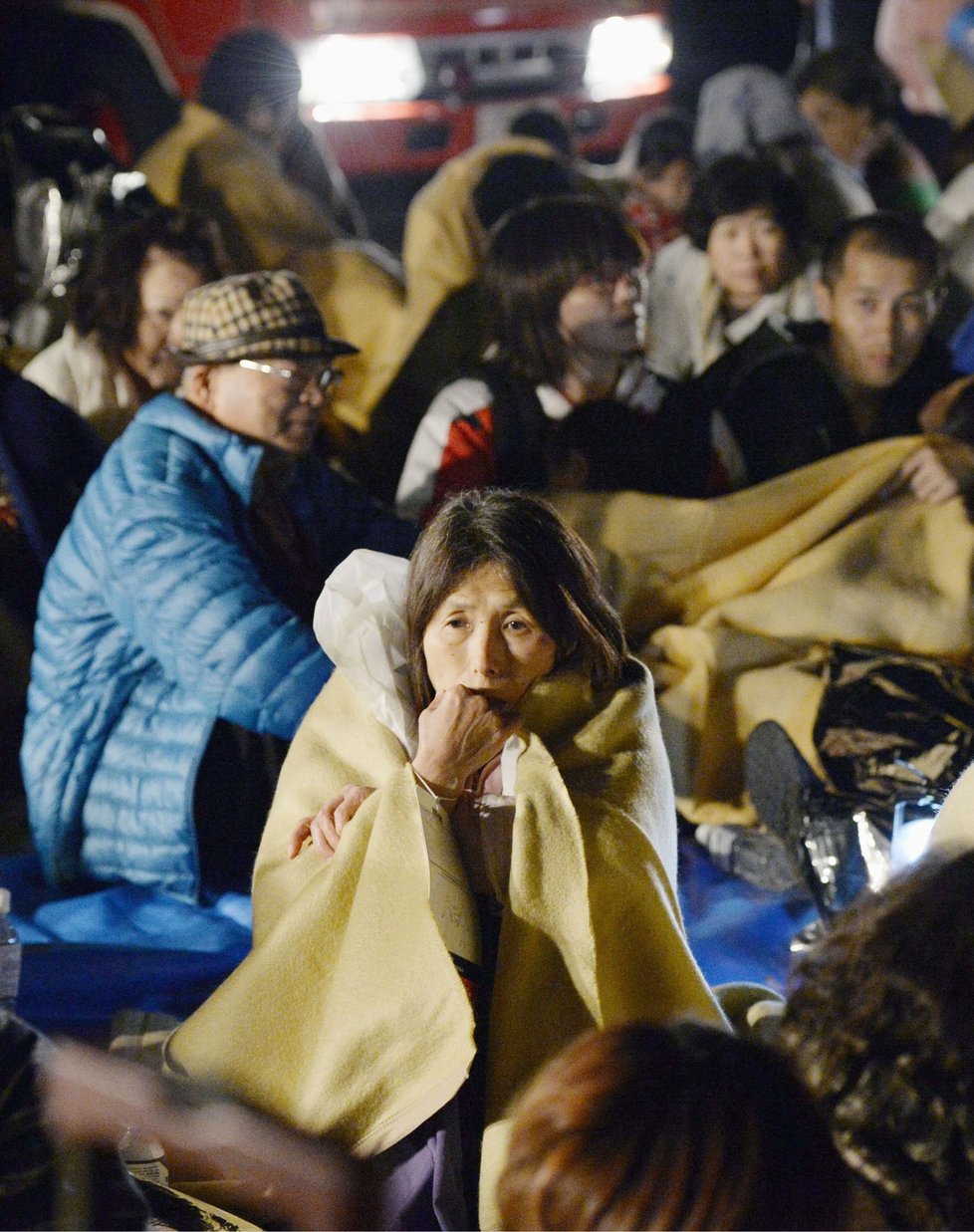 Silné zemětřesení v Japonsku si vyžádalo oběti. Lidé musí přespat na ulici.