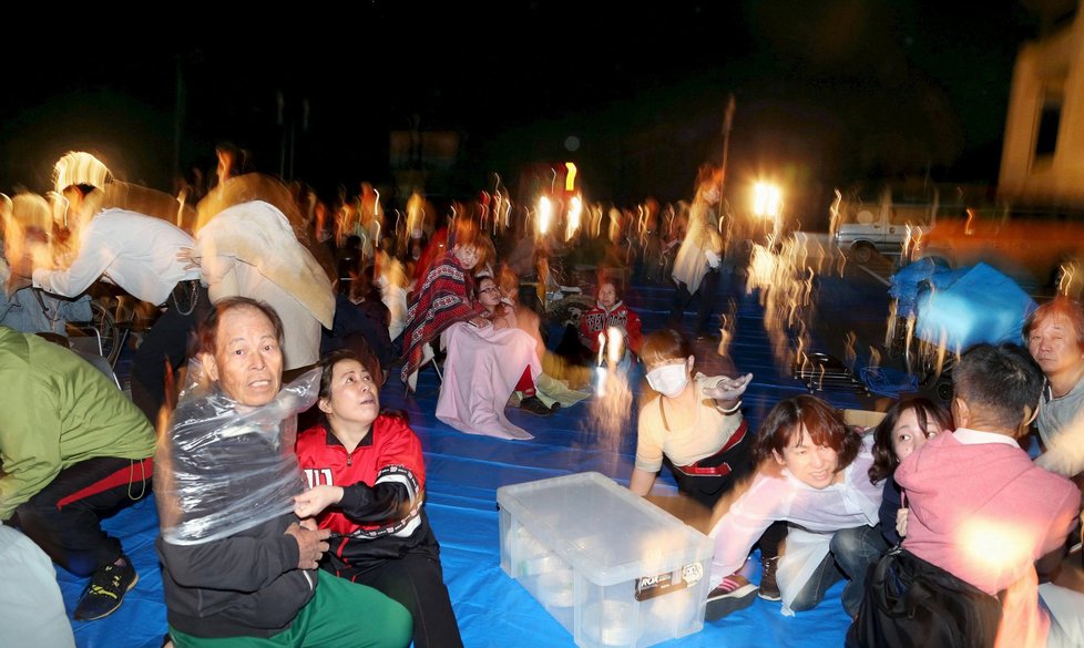 Silné zemětřesení v Japonsku si vyžádalo oběti. Lidé musí přespat na ulici.