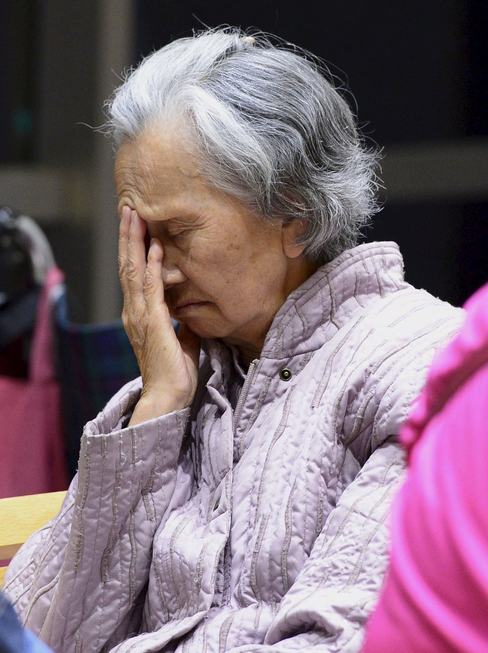 Silné zemětřesení v Japonsku si vyžádalo oběti. Lidé musí přespat na ulici.