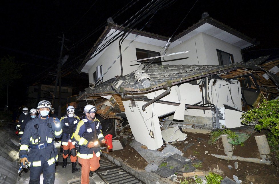 Silné zemětřesení v Japonsku si vyžádalo oběti. Lidé musí přespat na ulici.