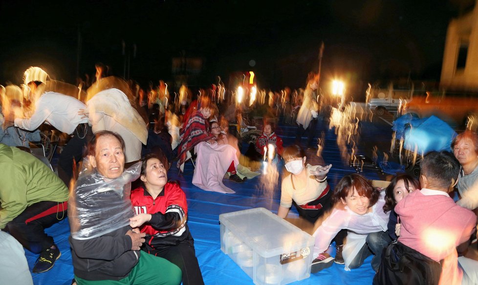 Silné zemětřesení v Japonsku si vyžádalo oběti. Lidé museli přespat na ulici.