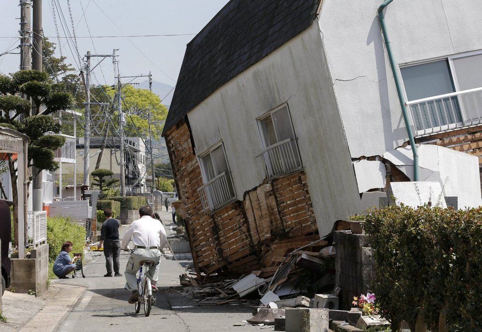 Další otřesy v Japonsku přinesly varování před tsunami.