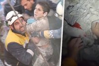 Srdceryvné příběhy z Turecka a Sýrie: Záchranáři zpívali zavalené holčičce, chlapec přežil 60 hodin v troskách