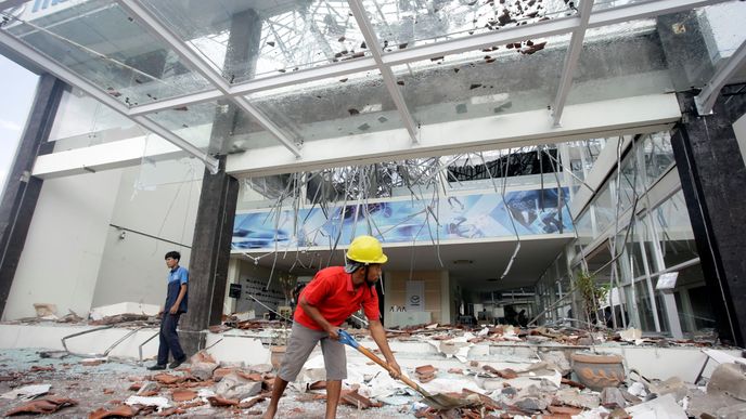 Při zemětřesení na Bali a Lomboku zemřelo přes devět desítek lidí 