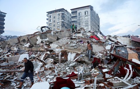 Zemětřesení v Turecku a Sýrii má přes 7800 obětí, z trosek se ozývá zoufalé volání. V ohrožení i Istanbul?