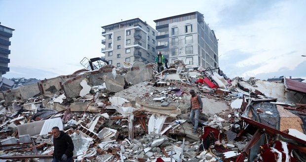 Zemětřesení v Turecku a Sýrii má přes 7800 obětí, z trosek se ozývá zoufalé volání. V ohrožení i Istanbul?