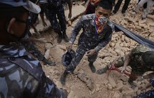 V Nepálu udeřilo silné zemětřesení: 1000 obětí a nezvěstní Češi