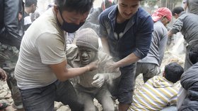 Ničivé zemětřesení v Nepálu si vyžádalo stovky mrtvých
