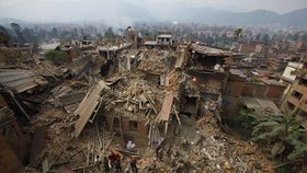 Ničivé zemětřesení v Nepál si vyžádalo tisíce obětí.