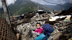 Počet obětí zemětřesení v Nepálu přesáhl sedm tisíc.