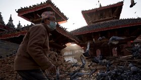 Počet obětí zemětřesení v Nepálu přesáhl sedm tisíc.