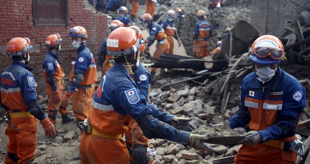 Zemětřesení v Nepálu už má 7000 obětí! Osm dní po katastrofě našli přeživší pod sutinami