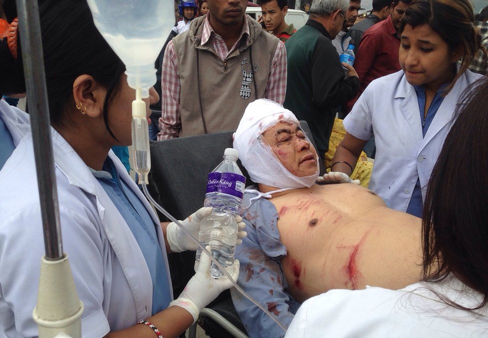 Ničivé zemětřesení v Nepálu si vyžádalo stovky mrtvých.