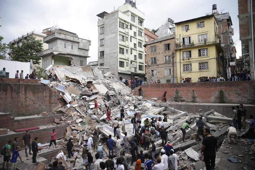 Ničivé zemětřesení v Nepálu si vyžádalo tisíce mrtvých
