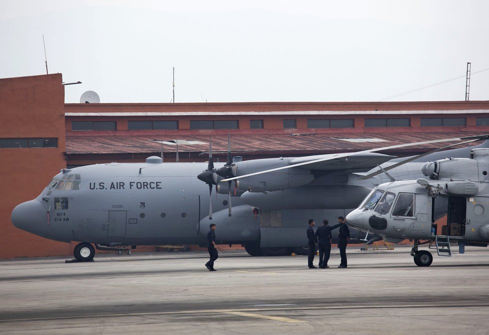S otevřením letiště v Káthmándú, jehož provoz byl v sobotu kvůli zemětřesení o síle 7,8 stupně přerušen, začala do země proudit humanitární pomoc