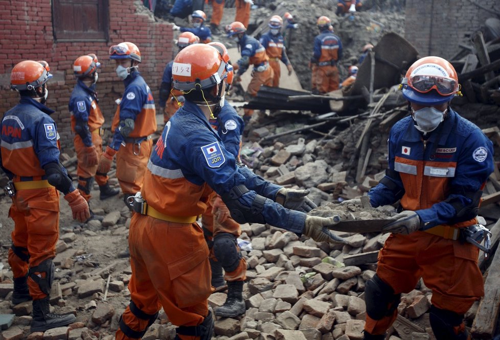 Počet obětí zemětřesení v Nepálu přesáhl sedm tisíc