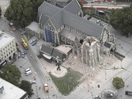Letecký pohled na zničenou katedrálu uprostřed města Christchurch