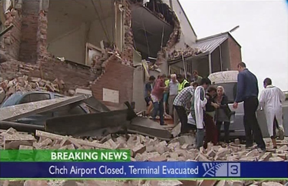 Zemětřesení o síle 6,3 přišlo kolem poledne, tedy v době, kdy obchody a budovy byly plné lidí