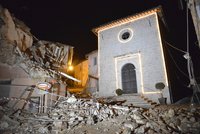 Zničené domy, desítky zraněných: Dvě italská zemětřesení způsobila chaos