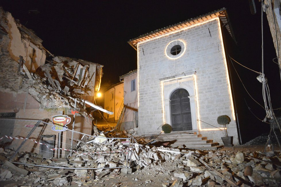 Dvě italská zemětřesení způsobila chaos. Desítky zraněných.