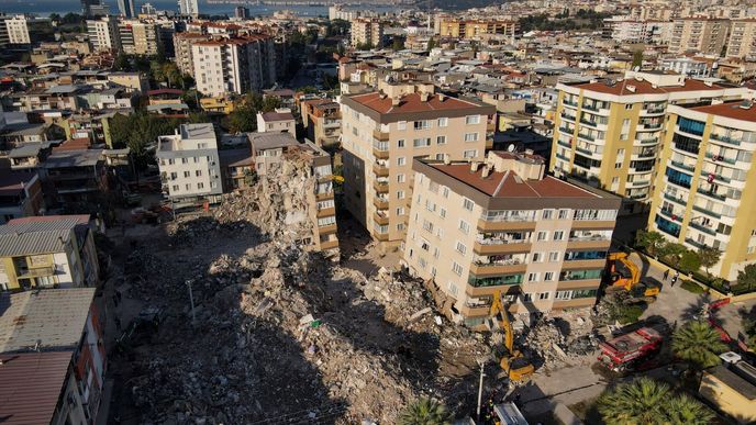 Trosky domů, které zkolabovaly při zemětřesení