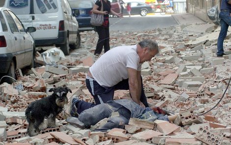 Boj o život přímo na ulici. Muž v městě Lorca se pokouší pomoci zavalenému.