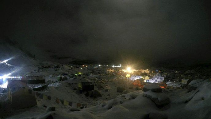 Zemětřesení strhlo lavinu v oblasti Mount Everestu, která zavalila část základního tábora