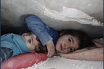 Bratr a sestra na severozápadě syrského města Idlib pod sutinami přežili celých 26 hodin! Sestřička přitom chránila malého brášku vlastním tělem tak, aby mu sutiny nespadly na hlavu