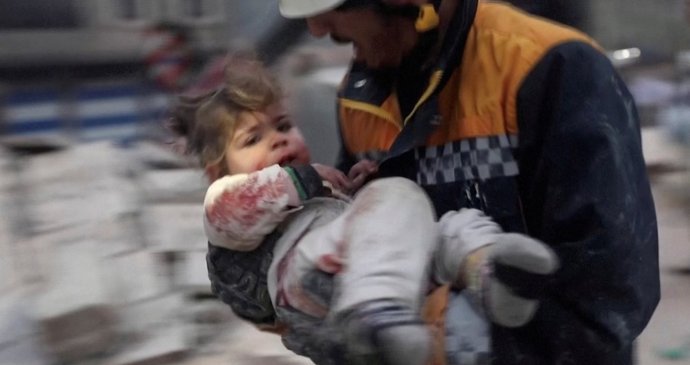Ničivé zemětřesení v Turecku a Sýrii! Přes tisíc mrtvých, další silné otřesy komplikují práci záchranářům