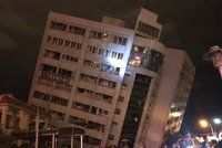 Silné zemětřesení na Tchaj-wanu: Dva mrtví, přes 100 zraněných a zřícený hotel