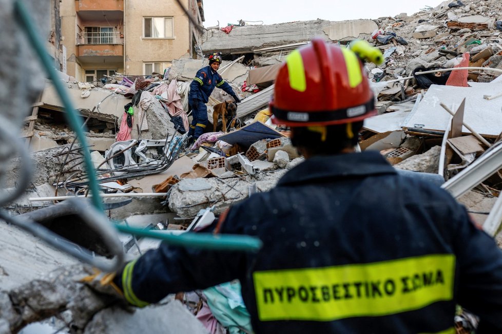 Záchranáři z Řecka v tureckém městě Antakya. (11.2.2023)
