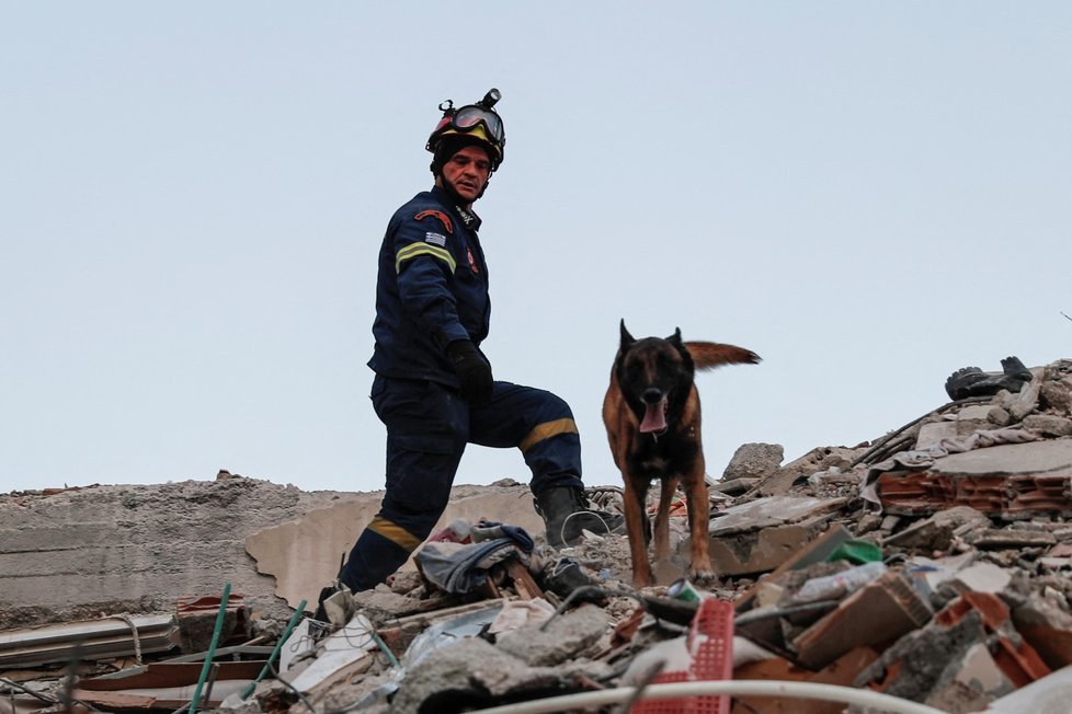 Záchranáři z Řecka v tureckém městě Antakya (11.2.2023)