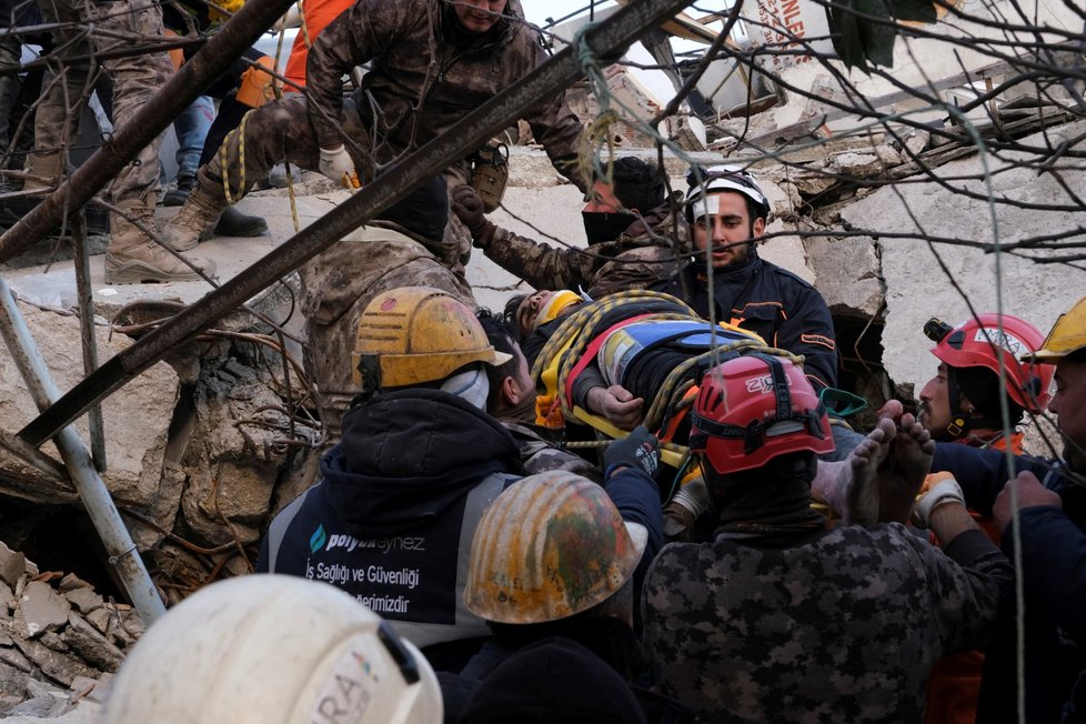 Abdul Hamid (19) byl trosek vytažen více než čtyři dny po ničivém zemětřesení v turecké provincii Hatay. (10.2.2023)