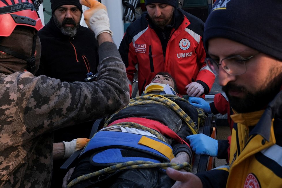 Abdul Hamid (19) byl trosek vytažen více než čtyři dny po ničivém zemětřesení v turecké provincii Hatay. (10.2.2023)