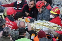 Přežili týden v troskách! Záchranáři v Turecku vyprostili ženy i chlapce, čekal 182 hodin