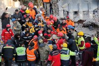Osmým dnem prohledává 68 členů USAR týmu trosky domů po zemětřesení v Turecku: 8 psích zachránců hledá zavalené!