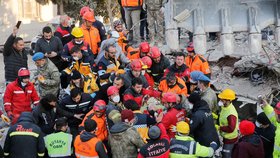 Osmým dnem prohledává 68 členů USAR týmu trosky domů po zemětřesení v Turecku: 8 psích zachránců hledá zavalené! 