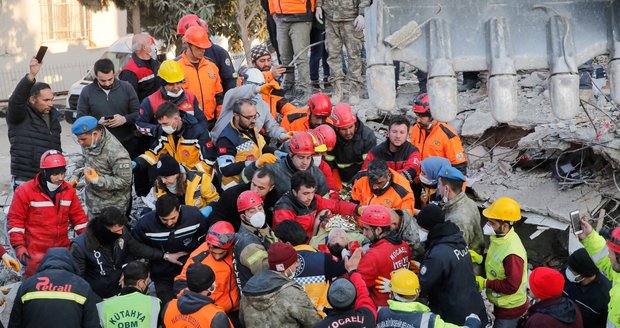 Osmým dnem prohledává 68 členů USAR týmu trosky domů po zemětřesení v Turecku: 8 psích zachránců hledá zavalené! 