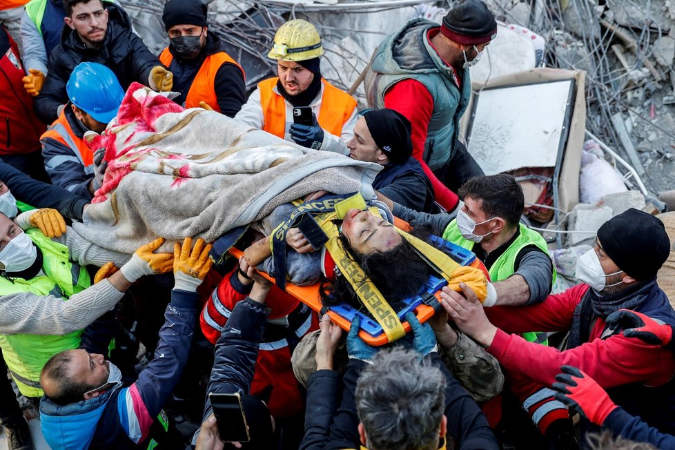 Sedmadvacetiletá Rabia Ofkeli byla vytažena trosek více než čtyři dny po ničivém zemětřesení v provincii Hatay. (10.2.2023)