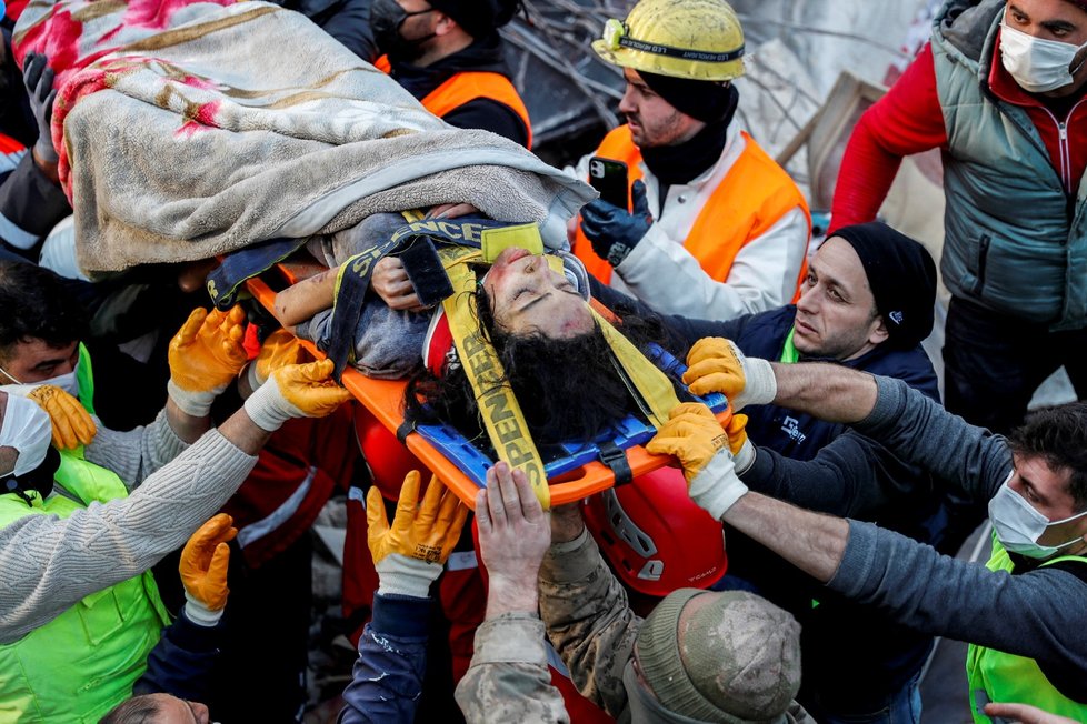 Sedmadvacetiletá Rabia Ofkeli byla vytažena trosek více než čtyři dny po ničivém zemětřesení v provincii Hatay. (10.2.2023)