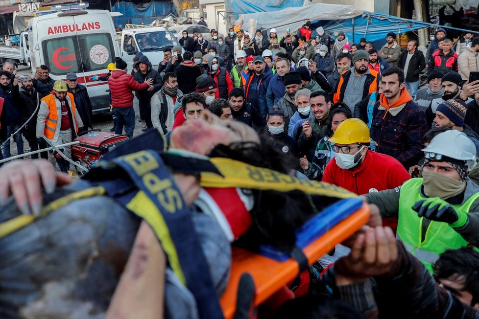 Sedmadvacetiletá Rabia Ofkeli byla vytažena trosek více než čtyři dny po ničivém zemětřesení v provincii Hatay. (10.2.2023)